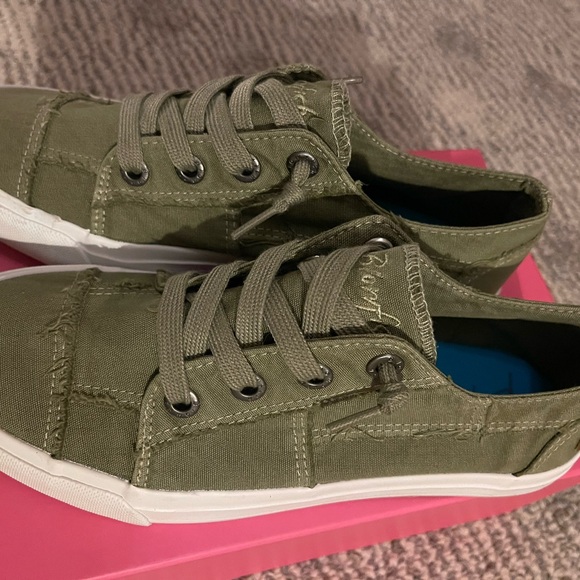 Olive Green Casual Sneakers - Picture 4 of 5